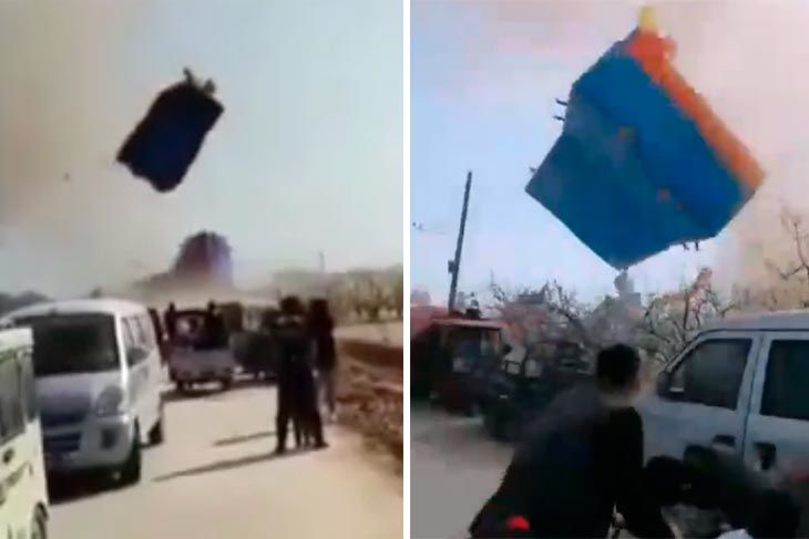 Воронка подняла в воздух на большую высоту два надувных батута.