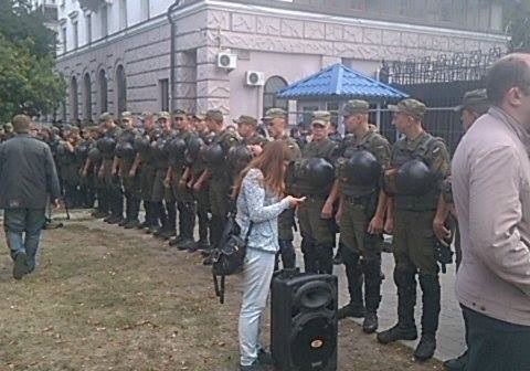 В Киеве под зданием посольства РФ в Украинепроизошли стычки между протестующими и полицией.