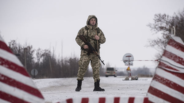 Украинский пограничник пытался съесть взятку во время задержания.