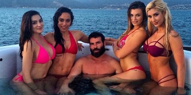 Imagine simbol. În fotografie, Dan Bilzerian, jucător de poker care pozează mereu în companie fotomodelelor. Foto: kankan.md