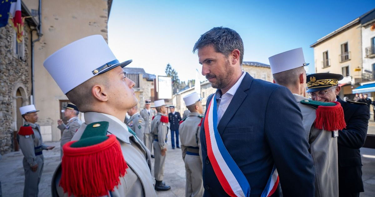 Un primar francez care a plecat într-o „misiune” de cinci luni în Tahiti și-a dat demisia.
