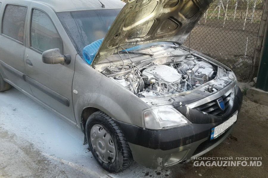 В Вулканештах загорелся автомобиль службы такси.