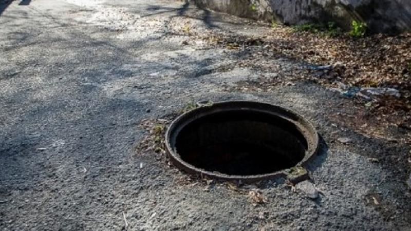 В Бельцах девушка провалилась в открытый канализационный люк.