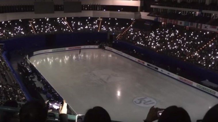 În punctul culminant al unei competiţii internaţionale de patinaj artistic, lumina s-a întrerupt.
