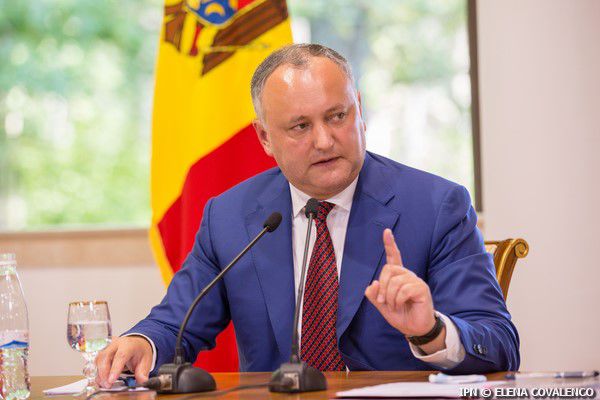 ZdG: Dodon le ia banii, apoi îi hărţuieşte. Foto: ipn.md