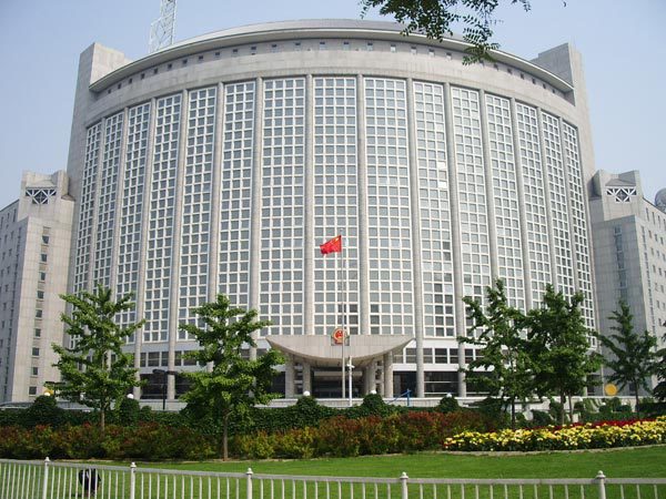МИД Китая считает, что санкции не принесут выгоды ни одной из сторон.