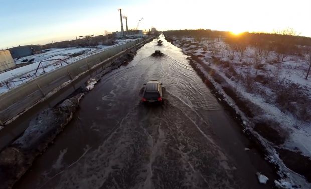 Strada de peste un kilometru lungime este inundată în fiecare an atunci când se topește zăpada. Foto: captură youtube.com
