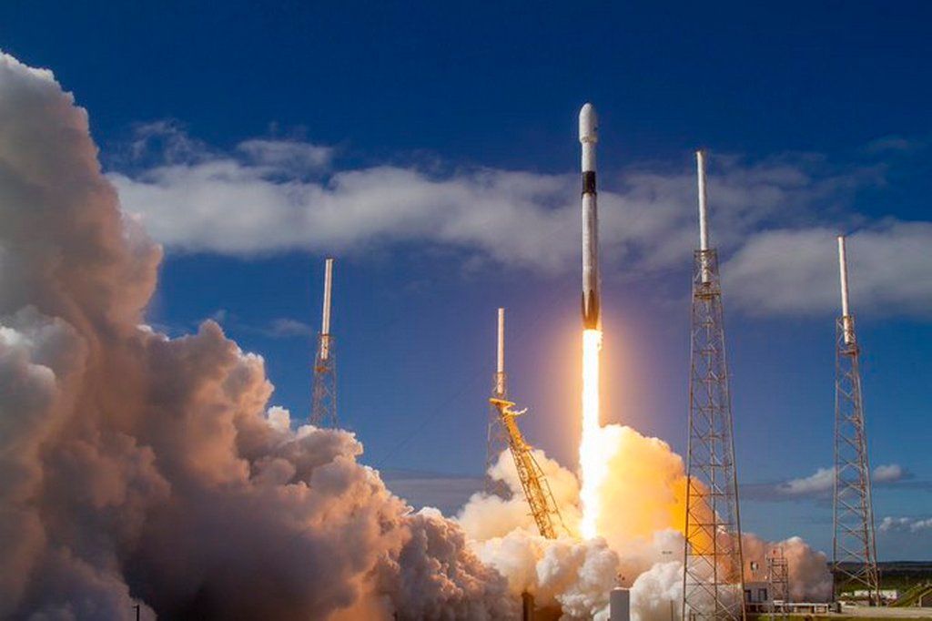 SpaceX запустила ракету Falcon 9 с новой партией спутников Starlink. Фото: habr.com.
