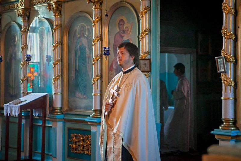 Отец Максим Мелинти, настоятель церкви села Гидигич, установил в церкви экран, на котором проецируются песенные гимны.