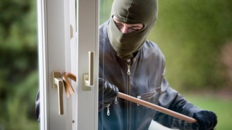 Doi soţi de 57 şi 62 de ani fost bătuţi după ce în locuinţa lor au pătruns trei bărbaţi care aveau cagule pe cap. Foto: cugetliber.ro