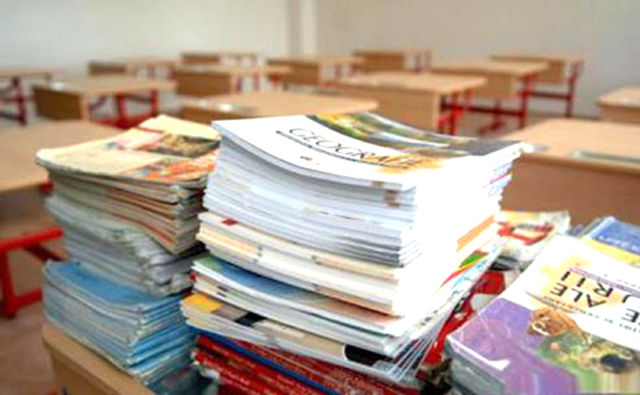 Manualele școlare vor fi distribuite gratuit elevilor din clasele primare și gimnaziale. 