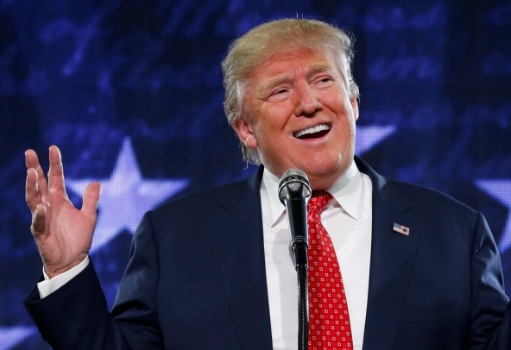 Obama, nu a vizitat zonele afectate de inundaţii pentru că este în vacanţă şi nu vrea să rateze meciurile de golf, a acuzat Donald Trump.