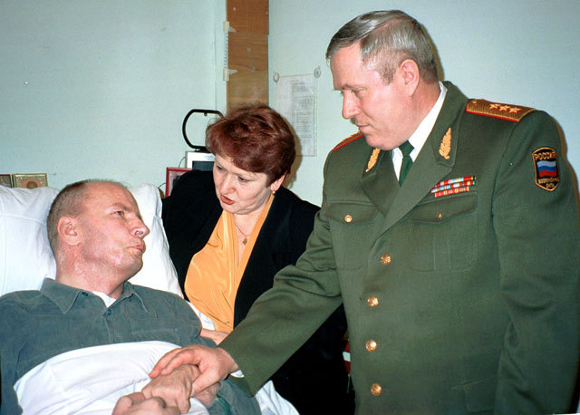 Монахи Афонского монастыря Святого Павла, из которого привезли святыню, поднесли ларец с дарами к Романову, после чего перекрестили военного. Фото: vesti.ru