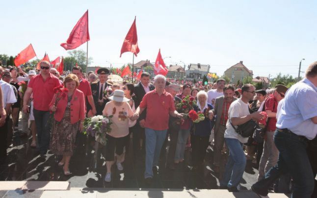 Partidul Comuniştilor îi felicită astăzi pe veteranii celui de-al Doilea Război Mondial cu ocazia „unei dintre cele mai luminoase aniversări din istoria ţării“.