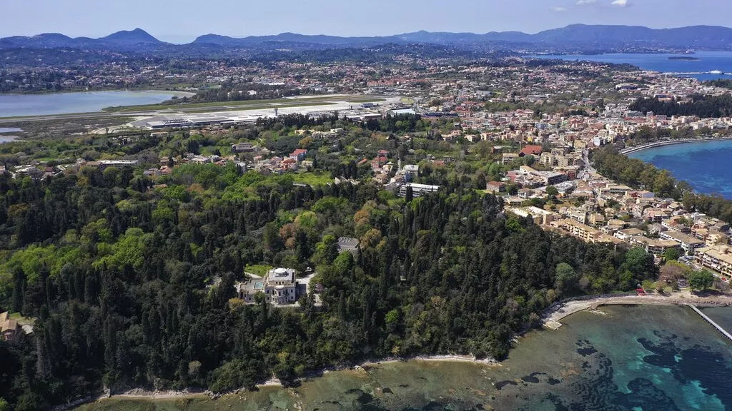 Insula Corfu îi așteaptă pe turiști, dar nu pe toți: Regiunea se axează pe oaspeții bogați.