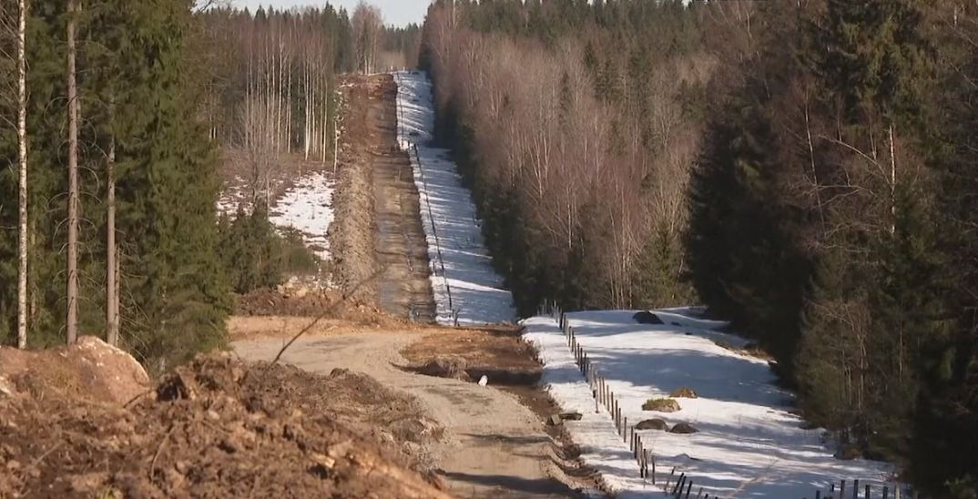 Финляндия отгораживается от России сетчатым забором.