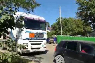 Дорога слишком узкая, а машины едва могут по ней проехать.