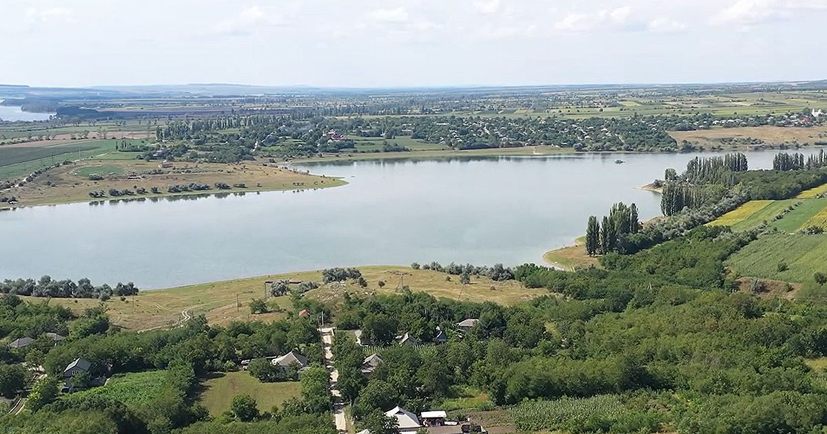 Граждане проводят выходные на берегу водохранилища в Костештах.