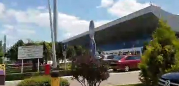 Dmitrii Rogozin, a filmat o mică parte din protestul care l-a întâmpinat pe Aeroportul Internațional Chișinău.