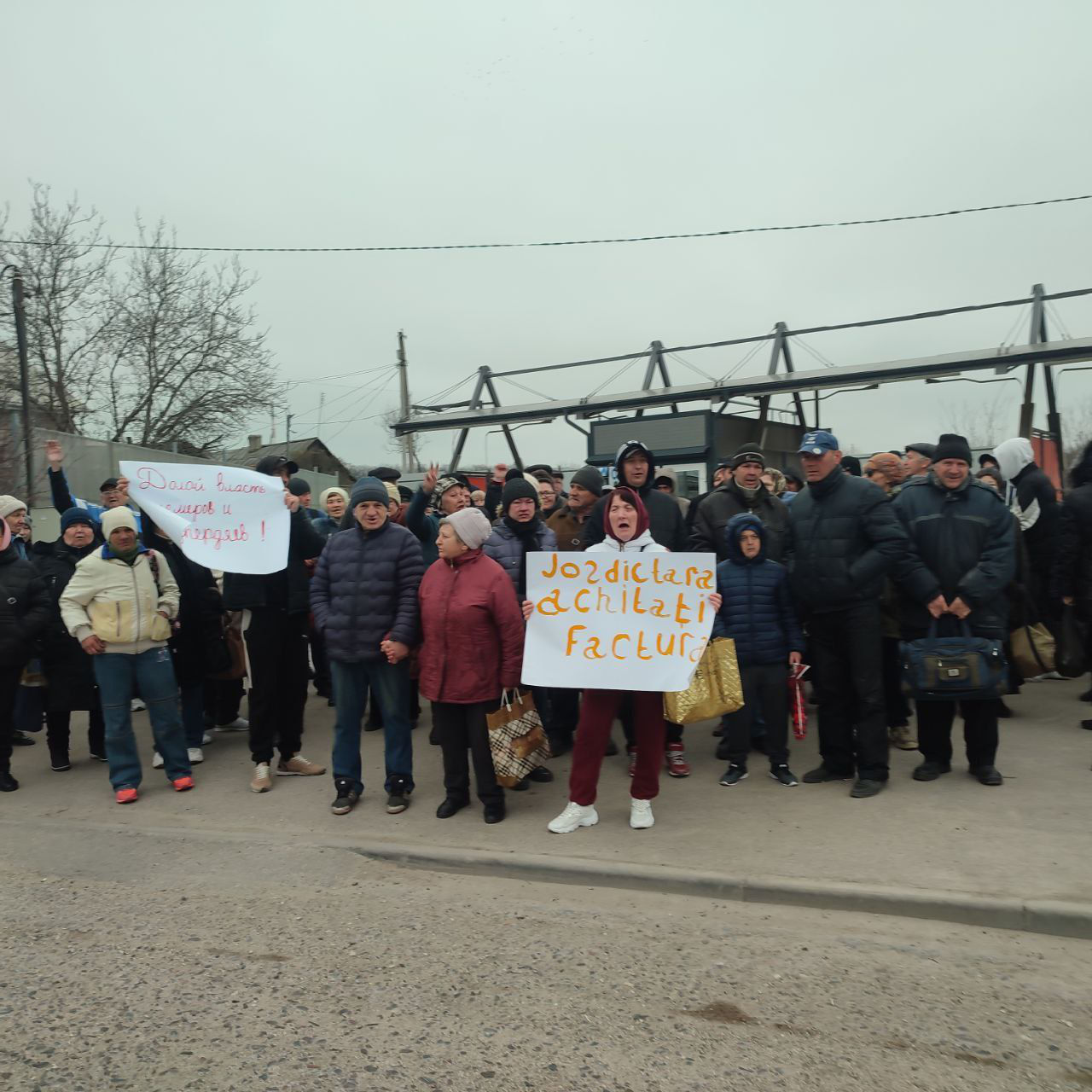Полиция блокирует транспорт, везущий людей на протест в Кишинев.