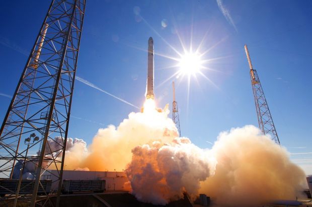 SpaceX a lansat in premiera un vehicul spaţial care are la bord un satelit-spion al armatei americane.