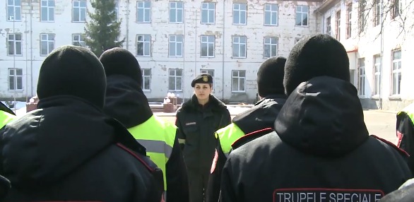 В Молдове женщина командует взводом карабинеров.