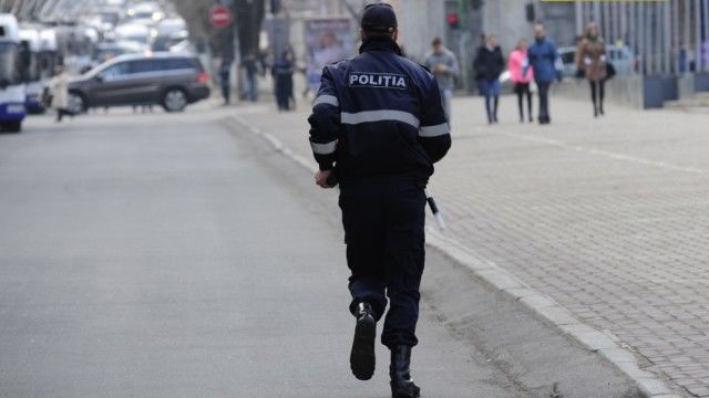 Двух патрульных инспекторов задержали по подозрению в коррупции.