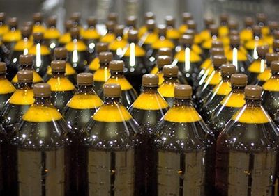 Украинские пограничники и таможенники пресекли в воскресенье незаконную попытку провести из Молдовы домашнее вино.