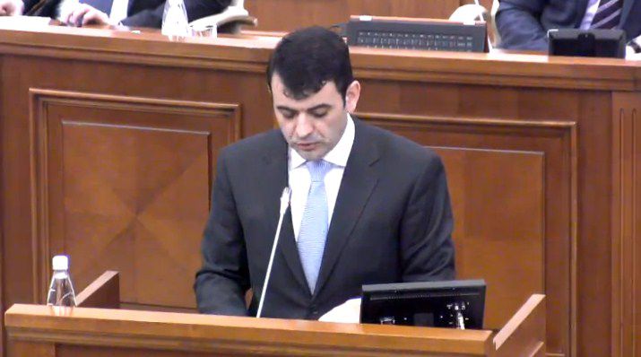 Chiril Gaburici buchisește discursul său în fața deputaților urmărind cu degetul pe foaie. Foto: moldova24.info