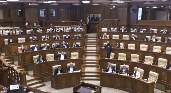 Proverbe şi apă minerală în plenul Parlamentulu. Ce se discută. Foto: independent.md