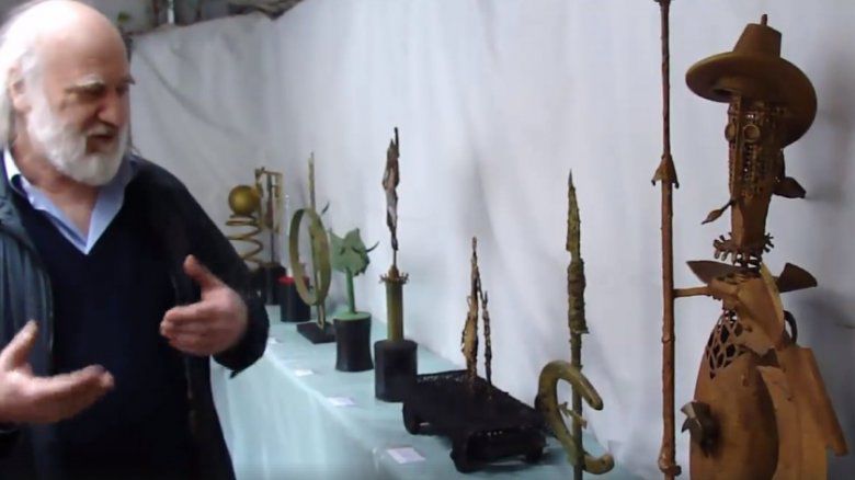 Un artist transformă obiectele uzate în sculpturi