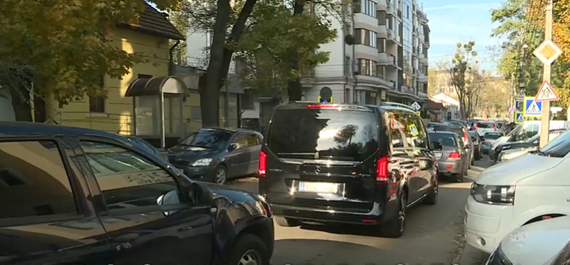 Закрытие для транспорта участка столичной улицы Алексея Матеевича привело к неразберихе и заторам. 