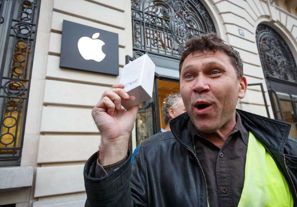 Cel mai ieftin iPhone poate fi cumparat din Angola, unde costă numai 379 de euro. Foto: CNET