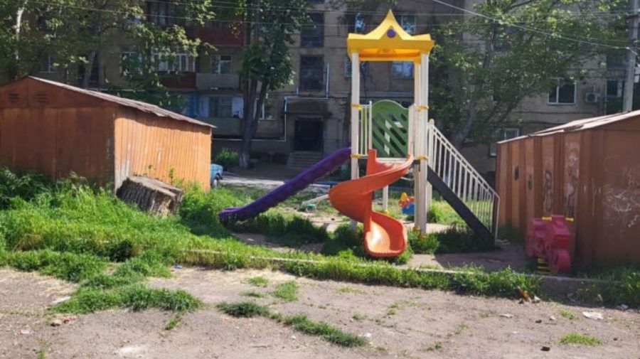 Детская площадка в Сороках: дети скатываются с горки прямо в ворота гаража.