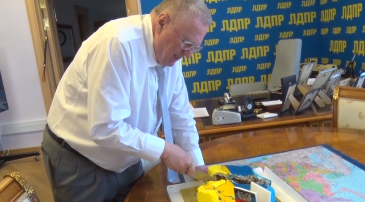 Жириновский показал, как Россия "разделит" Украину.