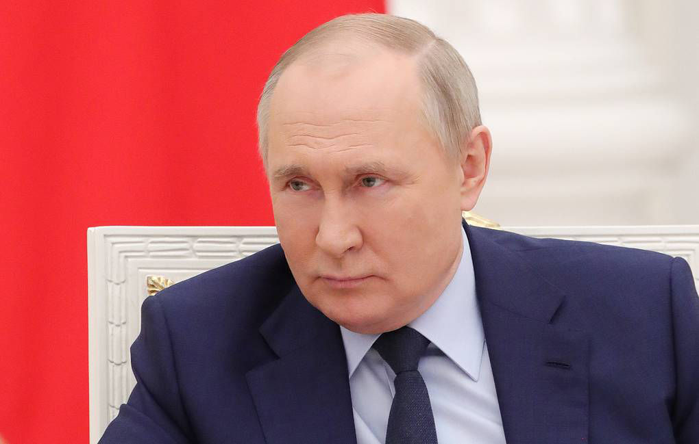 Путин поздравил Макрона с победой на выборах президента Франции.