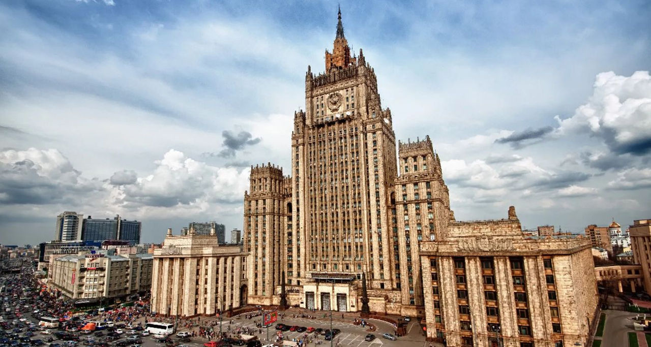 Россия пообещала ответ Румынии после выдворения 40 работников посольства.