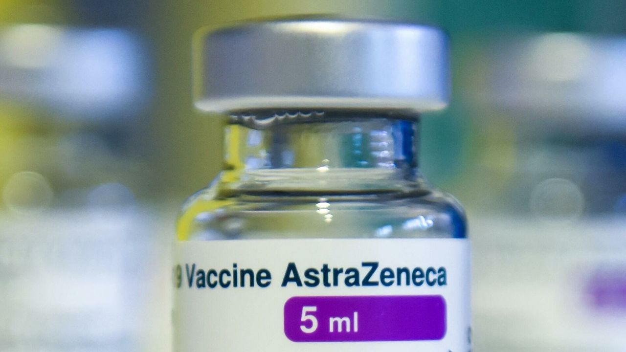 AstraZeneca пытается понять причины образования тромбов после вакцины.