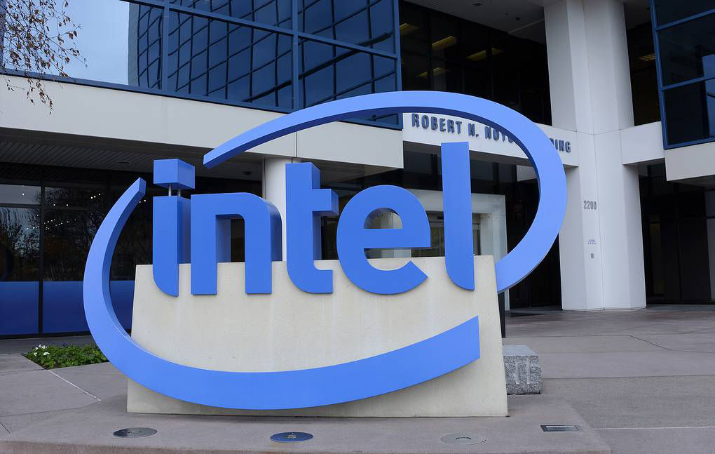 Intel приостанавливает работу в России.