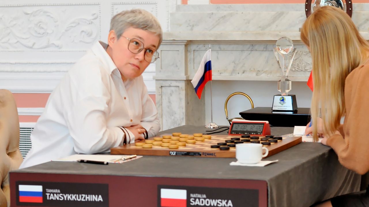 Россиянка, у которой убрали флаг со стола, выиграла чемпионат по шашкам.