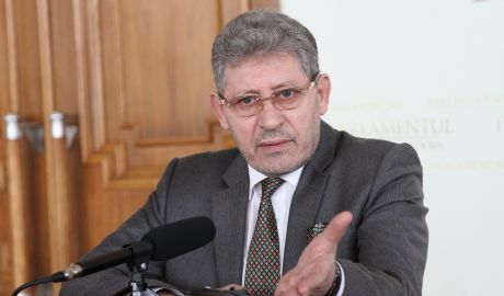 Ghimpu a declarat că nu a ajuns el în postura să fie luat de mânuţă de către Maia Sandu. Foto: jurnal.md
