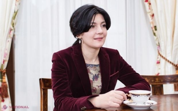 Silvia Radu a primit în dar un abecedar. Ce simbolizează cadoul. Foto: odoras.md