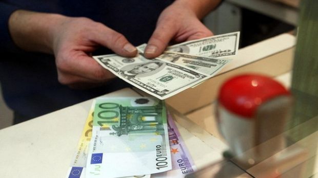Rata oficială a dolarului pentru astăzi este de 19.95 de lei, cu doi bani mai puțin decât ieri.