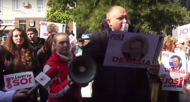Socialiștii au blocat astăzi trei străzi din capitală, protestând la sediile partidelor din AIE-3. Foto: a-tv.md