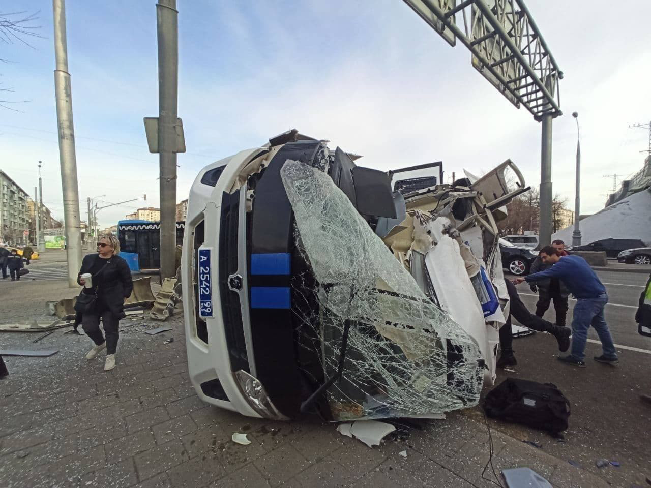 В Москве перевернулся автозак с задержанными на протестах.
