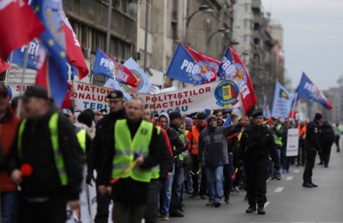 Peste o mie de poliţişti au protestat azi, în faţa sediului Ministerului Afacerilor Interne din România. Foto: Inquamphotos 