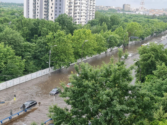 Furtună violentă la București: Un mall inundat, oameni evacuați și străzi sub ape.