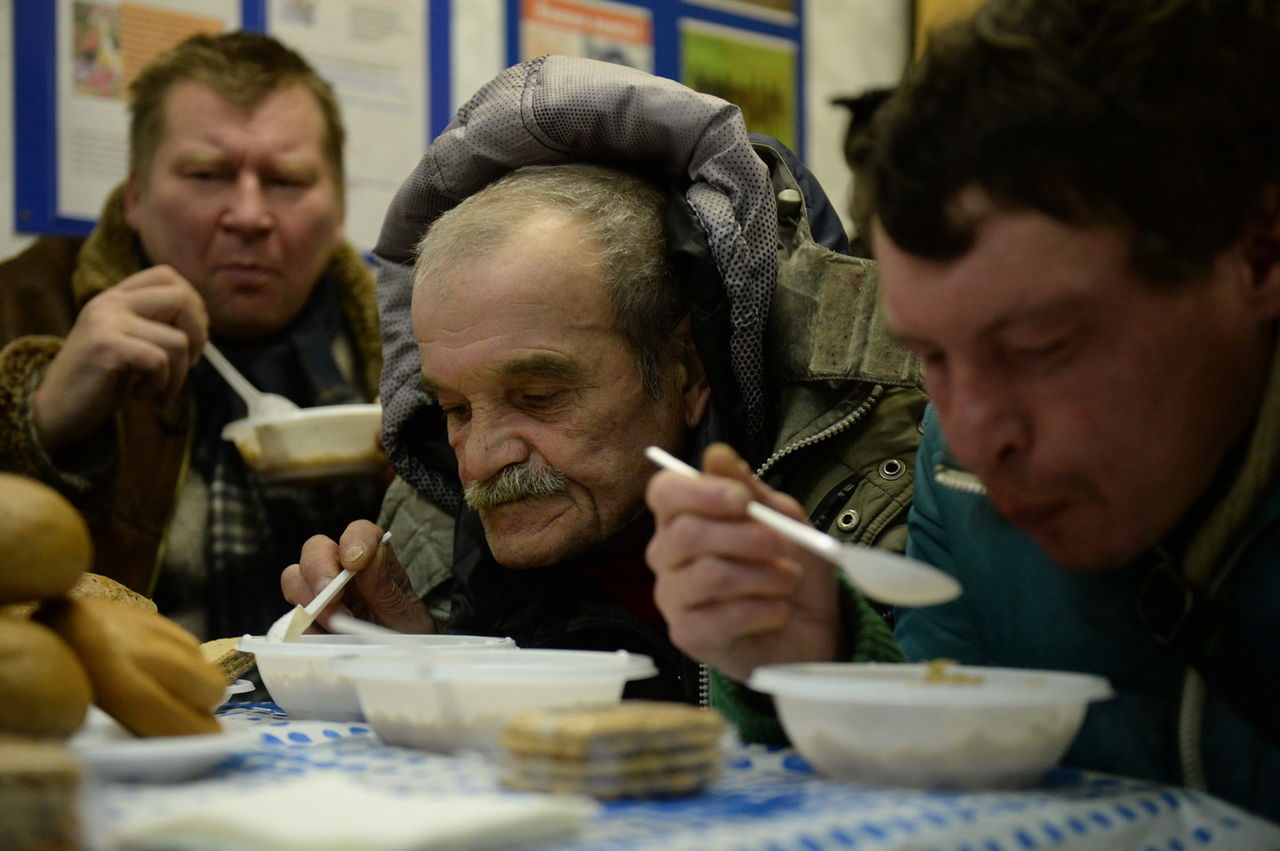Бездомных Латвии хотят кормить просроченными продуктами.