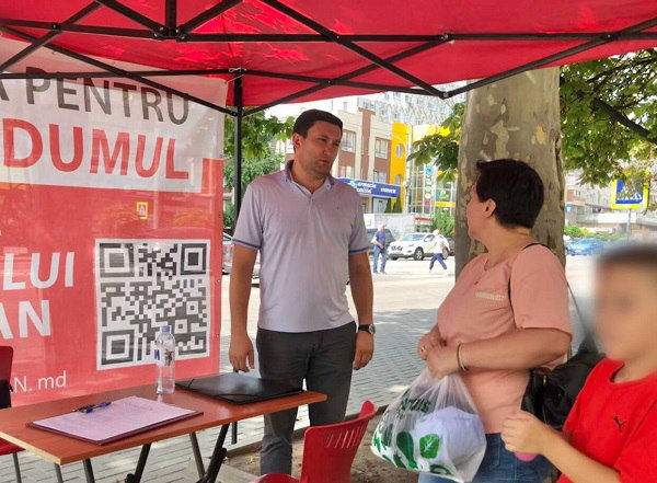 В Кишиневе собирают подписи за референдум по Республиканскому стадиону.