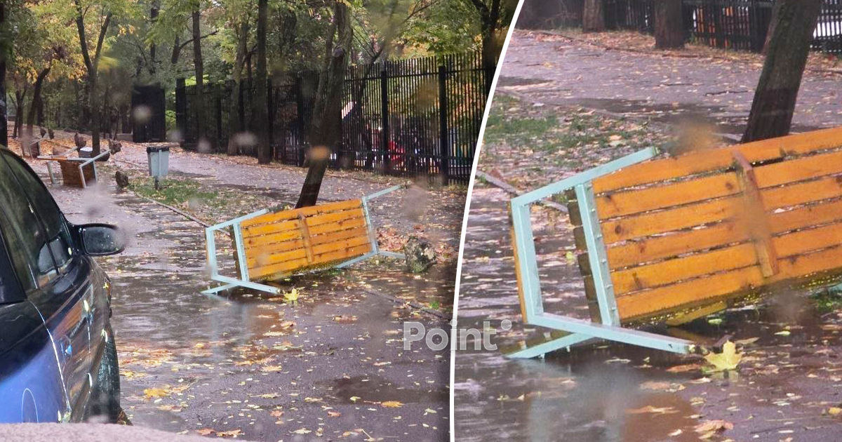 La Chișinău, vandalii au deteriorat mobilierul stradal din apropierea unui liceu.